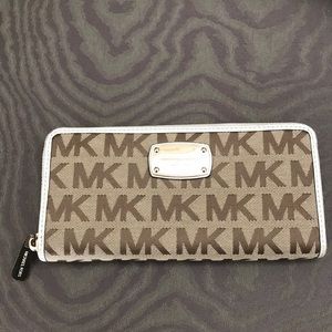 Michael Kors signature wallet, almost new!